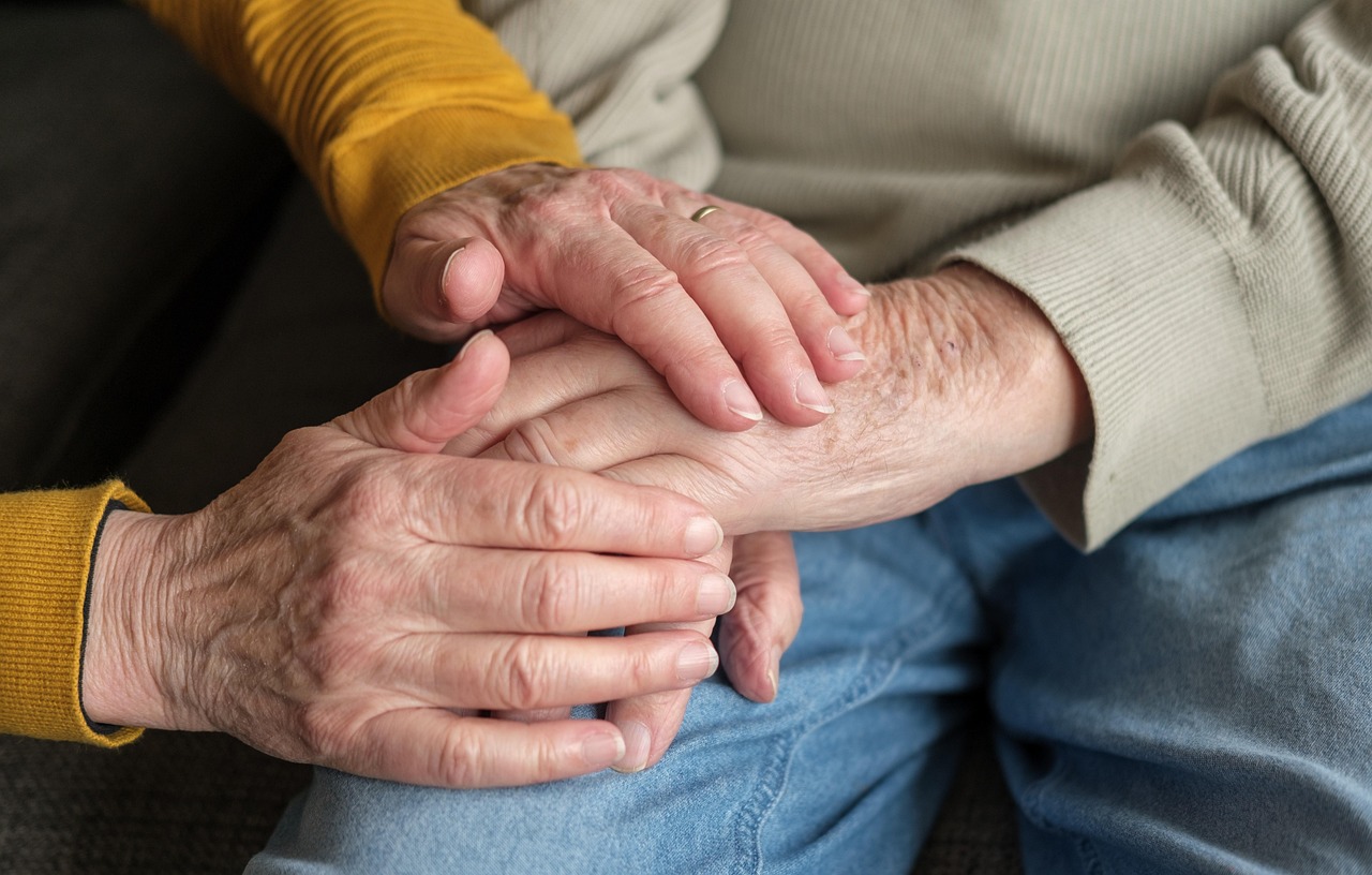 holding-hands-seniorcare